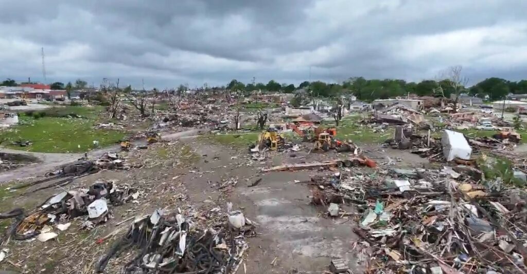 'Fatalities' after tornado hits Iowa town: police