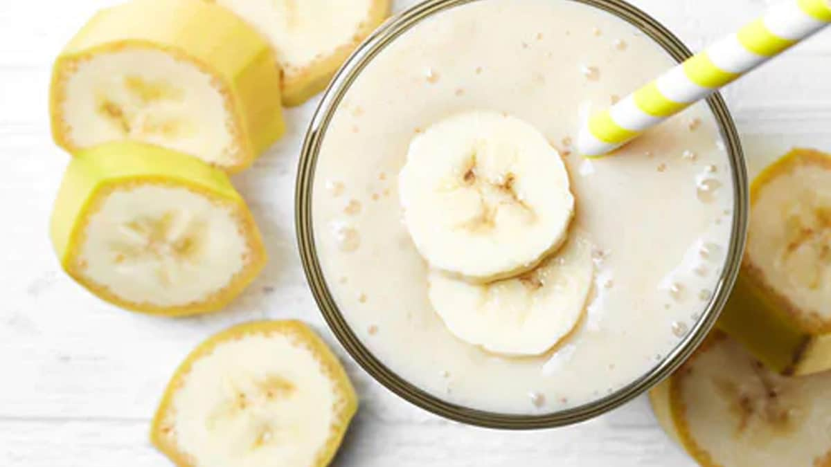 Banana shake offers many health benefits. 