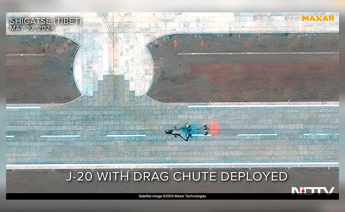 Satellite imagery from May 27 captured a J-20 having deployed its brake parachute upon landing in Shigatse. High-res here  