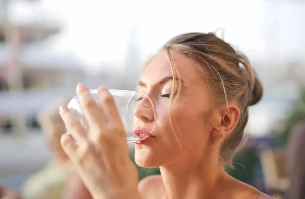 Hydrate yourself properly You may be doing everything correctly for your hair. However, failing to hydrate might have a negative impact on the results. Drink plenty of water and chilled fluids in the heat to keep your hair strands hydrated.