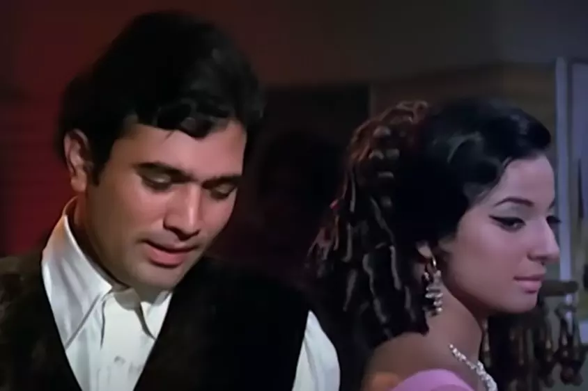 O Mere Dil Ke Chain This hit track sung by Kishore Kumar from the film ‘Mere Jeevan Saathi’ is among the most famous romantic tracks of the music composer. It is also among Rajesh Khanna’s hit numbers. No doubt it is a perfect choice for those who love romantic songs.