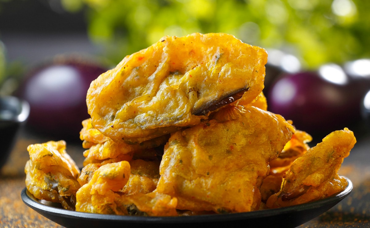 Make crispy pakoras using baking soda.