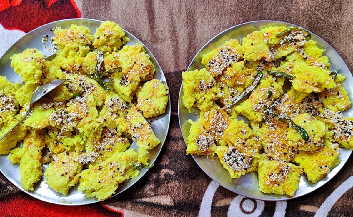 Tempering can change the colour and enhance the flavour of your Oats Rava Palak Dhokla.