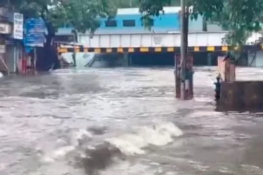 மும்பையை புரட்டிப்போட்ட கனமழை : வெள்ள நீரில் மிதக்கும் சாலைகள்... பொதுமக்கள் கடும் அவதி!