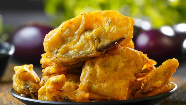 Make crispy pakoras using baking soda.