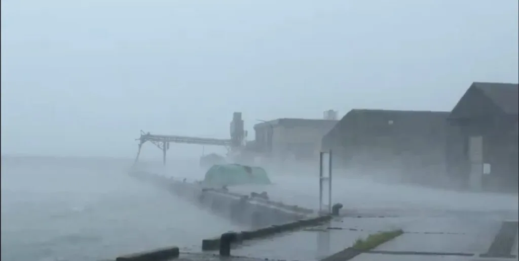 'Very strong' typhoon buffets Japan's Pacific coast