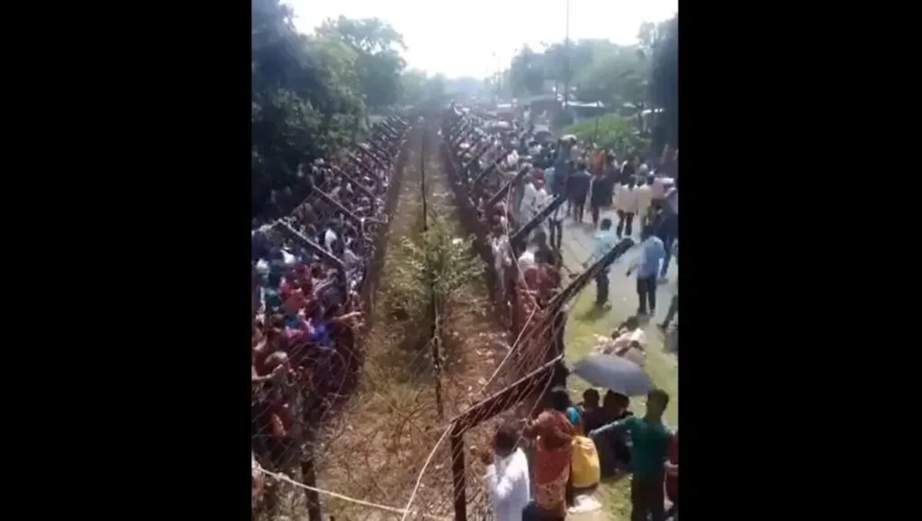 Hundreds of Bangladeshi Hindus try to cross into India