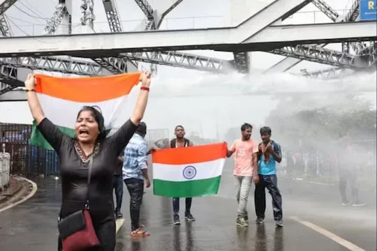 மேற்கு வங்கத்தில் இன்று முழு அடைப்பு போராட்டம்... மாணவர்கள் மீது காவல்துறை தடியடி நடத்தியதால் பரபரப்பு